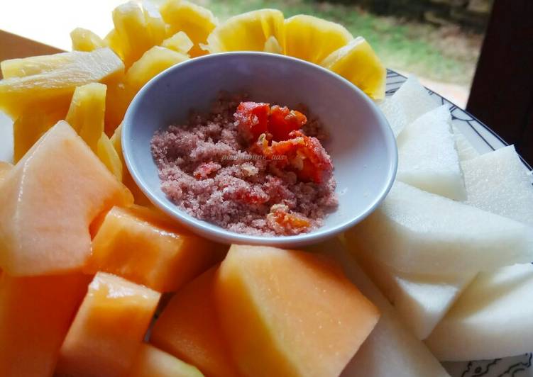 Resep Rujak Uyah Sere (garam, cabe, terasi) yang Lezat Sekali