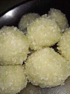 नारियल के लड्डू (nariyal ke ladoo recipe in hindi) रेसिपी मुख्य फोटो