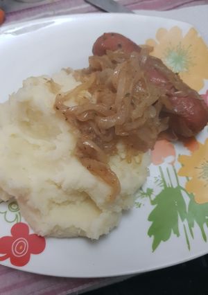 Una foto de Puré de papas con longaniza en salsa de cebolla