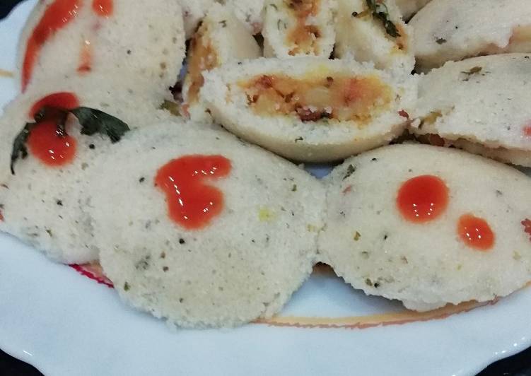 Stuffed idli