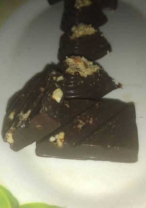 A picture of Roasted almond homemade chocolate.