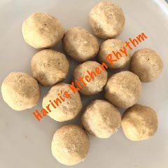 A picture of Sunnundalu (udad dal laddu).