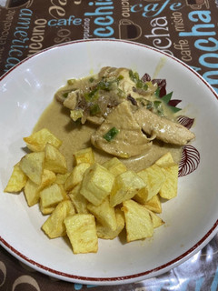 Una foto de Pollo a la mostaza con papas fritas