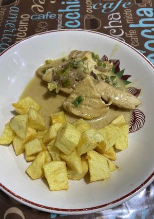 Una foto de Pollo a la mostaza con papas fritas