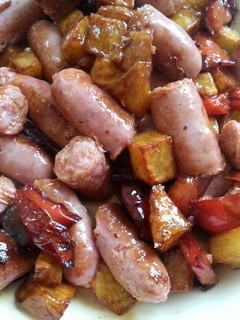 Una foto de Salchichas guisadas con patatas y pimiento rojo