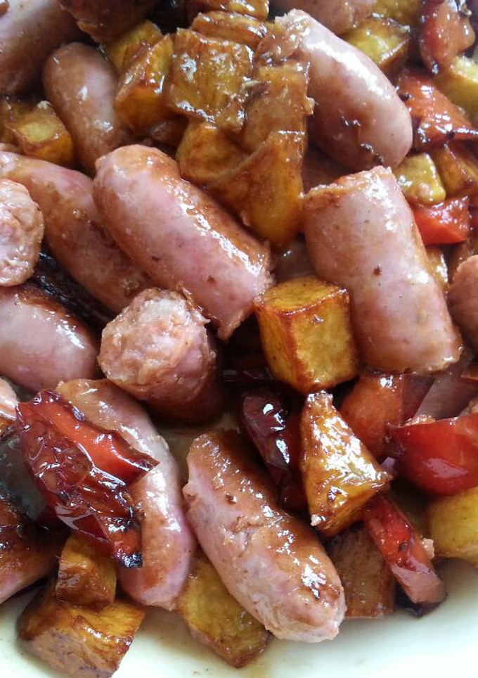 Una foto de Salchichas guisadas con patatas y pimiento rojo