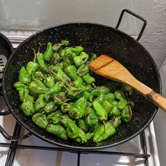 A picture of Padrón peppers.