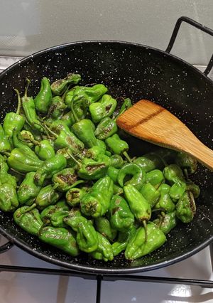 A picture of Padrón peppers.
