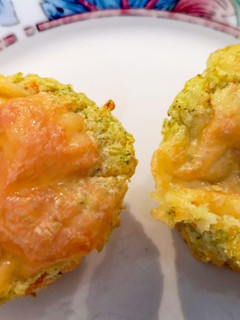 Una foto de Muffins de brócoli y zanahoria