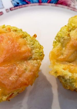 Una foto de Muffins de brócoli y zanahoria