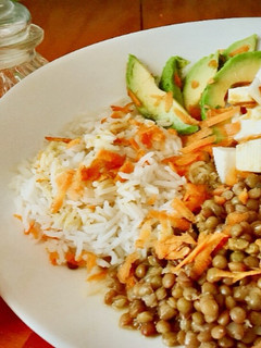 Una foto de Ensalada de lenteja y arroz con vinagreta de curry y Canela (receta saludable para diabetes)