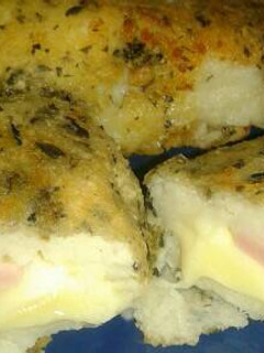 Una foto de Croquetas de papa rellenas con jamón y queso 🌹