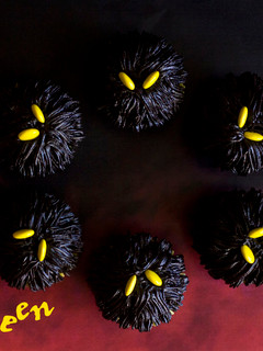 Una foto de Cupcakes de monstruos negros para Halloween
