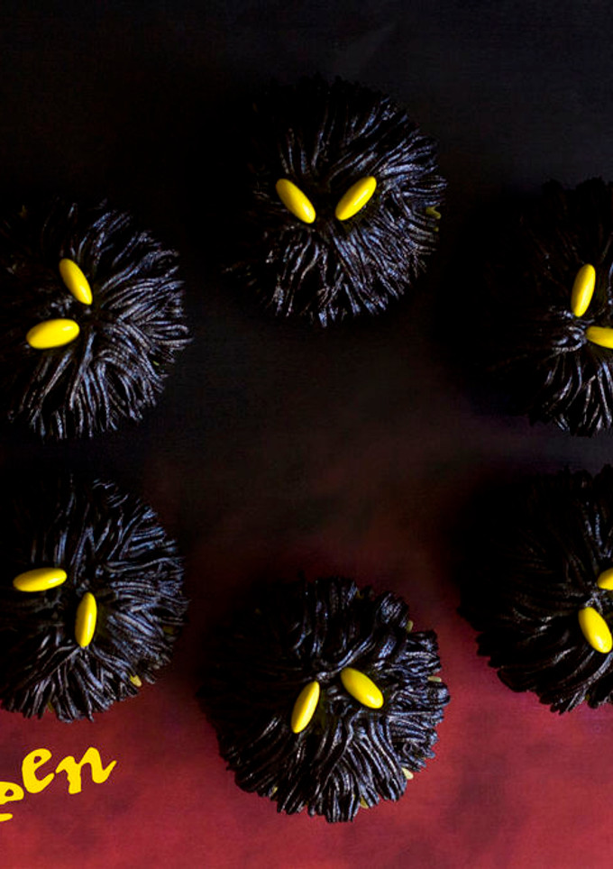 Una foto de Cupcakes de monstruos negros para Halloween