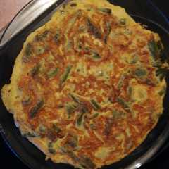 Una foto de Tortilla de espárragos con tomate