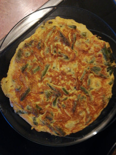 Una foto de Tortilla de espárragos con tomate
