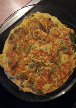 Una foto de Tortilla de espárragos con tomate
