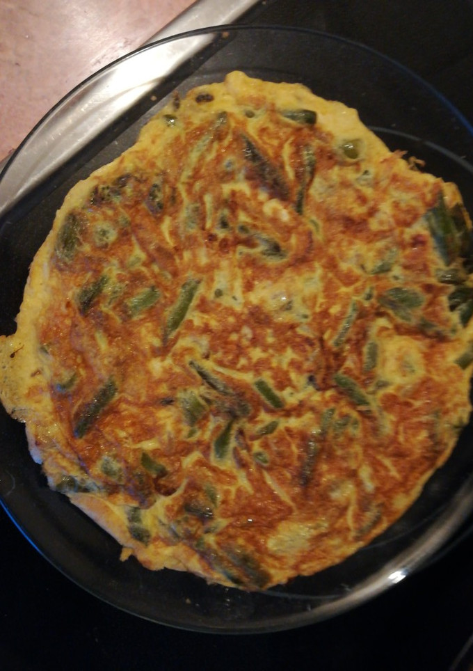 Una foto de Tortilla de espárragos con tomate