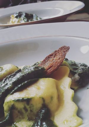 Foto di Ravioloni allo speck con crema di pecorino agli spinaci