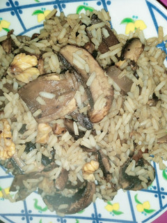Una foto de Arroz gallo con hongos y nueces