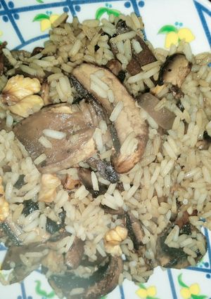 Una foto de Arroz gallo con hongos y nueces
