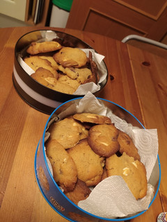 Una foto de Galletas cookies con chocolate blanco y con leche