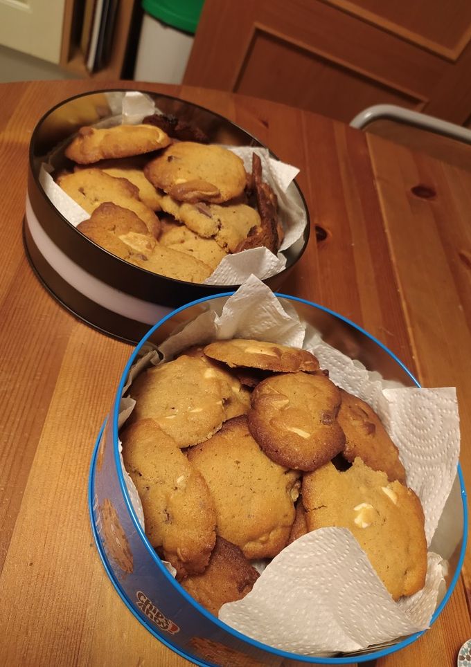 Una foto de Galletas cookies con chocolate blanco y con leche