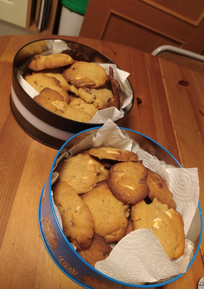 Una foto de Galletas cookies con chocolate blanco y con leche