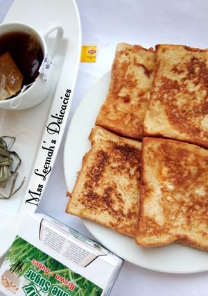 A picture of Fried bread with Egg.