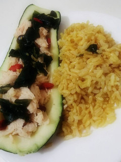 Una foto de Zapallo italiano con goji y pollo 🌷
