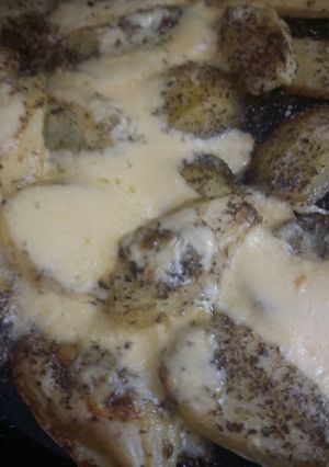 Una foto de Papas con mostaza y queso