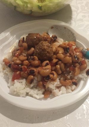 Una foto de Poroto tape (ojito negro) con bolitas de carne