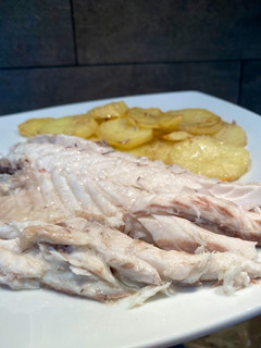 Una foto de Lubina al horno con patatas