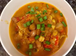 Una foto de Chili vegano con frijoles y garbanzos