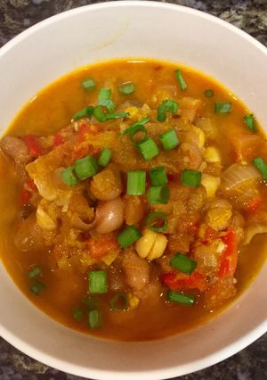Una foto de Chili vegano con frijoles y garbanzos
