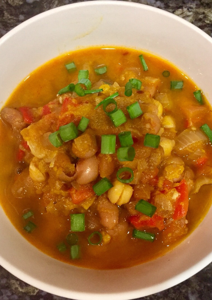 Una foto de Chili vegano con frijoles y garbanzos