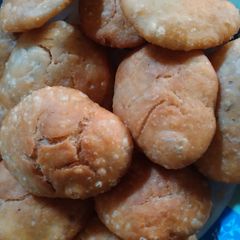 A picture of Dal kachori.