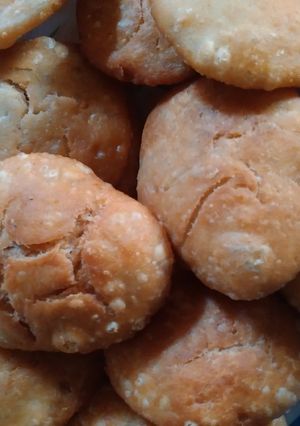 A picture of Dal kachori.