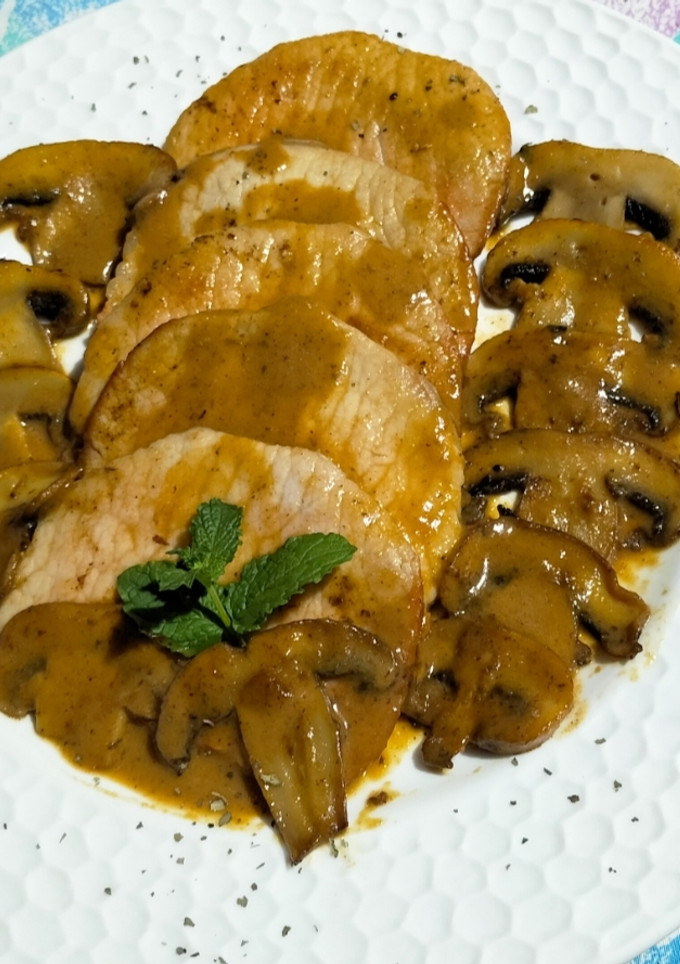 Una foto de Lomo de cerdo con salsa y champiñones