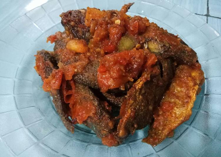 Bumbu Menyiapkan Balado Anak Mujaer yang Lezat