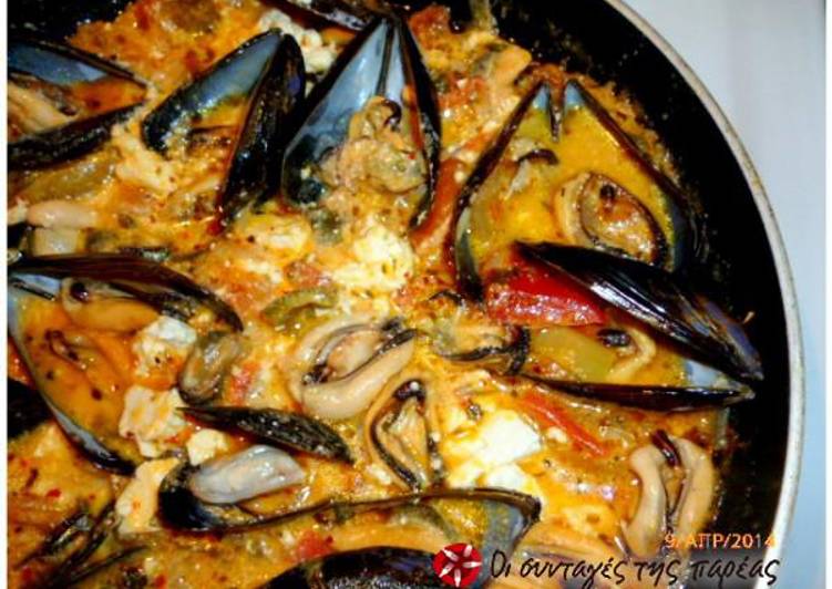 Steamed mussels with colored peppers and feta cheese
