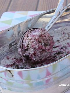 Una foto de Helado de yogurt, arándanos y Oreo sin heladera