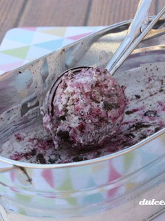 Una foto de Helado de yogurt, arándanos y Oreo sin heladera