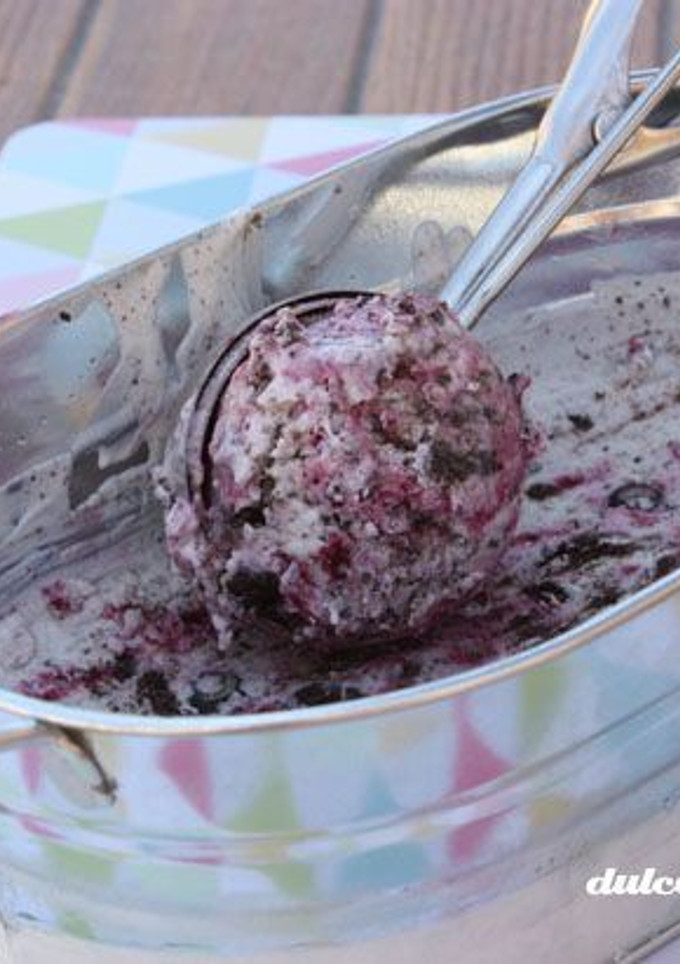 Una foto de Helado de yogurt, arándanos y Oreo sin heladera