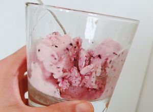 Una foto de Helado de yogurt y berries 🍧 🫐