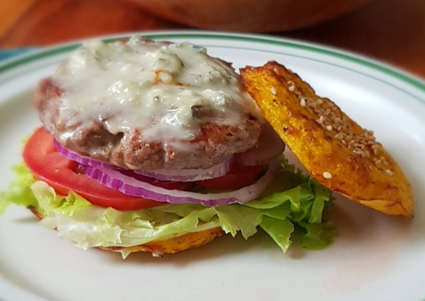 Hamburguesa en bollo de coliflor con queso azul a la LuzMa