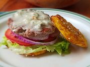Una foto de hamburguesa con queso azul