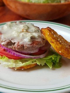 Una foto de Hamburguesa en bollo de coliflor con queso azul a la LuzMa