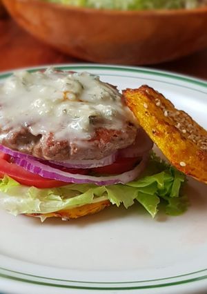 Una foto de Hamburguesa en bollo de coliflor con queso azul a la LuzMa