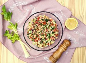 Una foto de 🌸 Ensalada proteica de Primavera 🌸 Full color: Quinoa, garbanzos, tomate, cebolla, pepino y apio